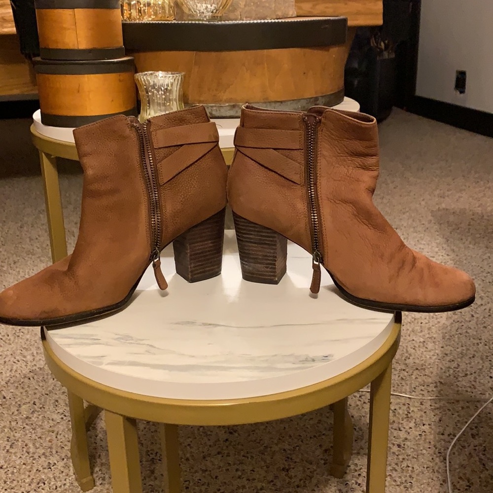 Cole Hahn sz. 8B dark Tan/Cognac 3 inch heel, ankle boot.
